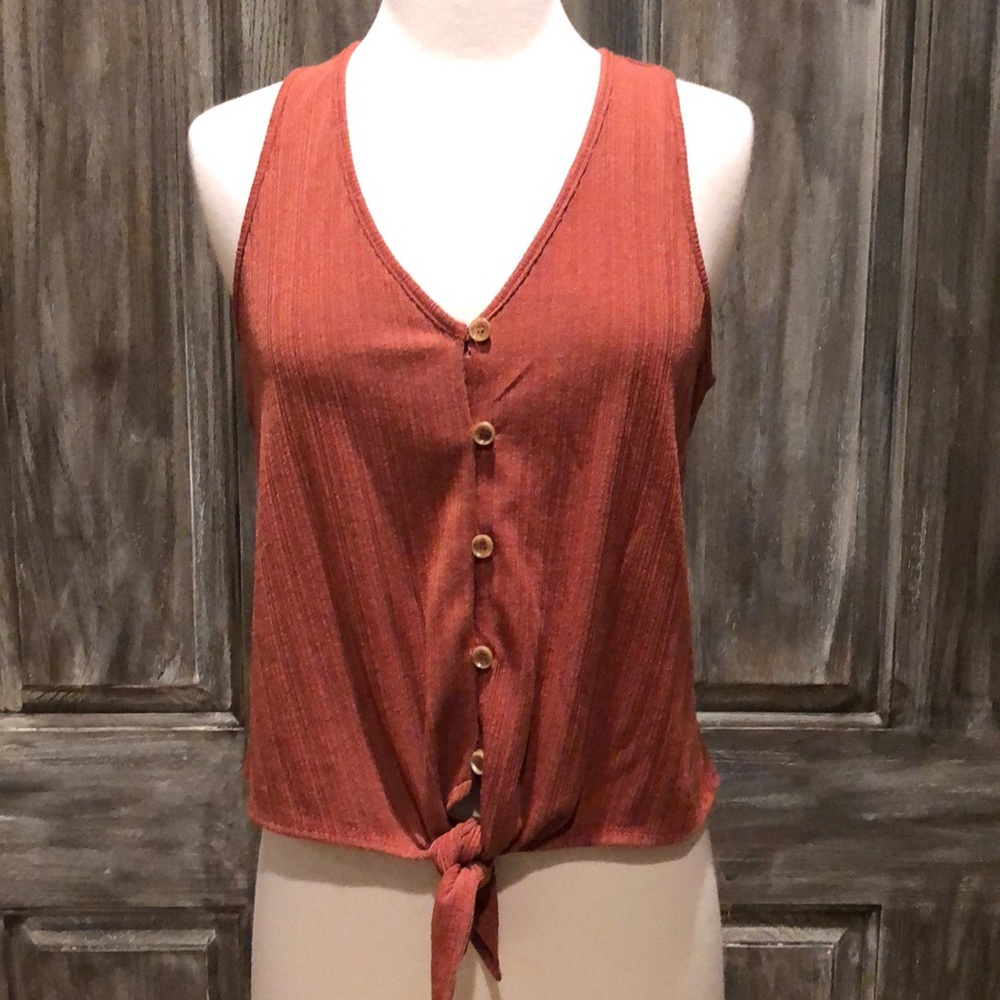 Sleeveless button up top